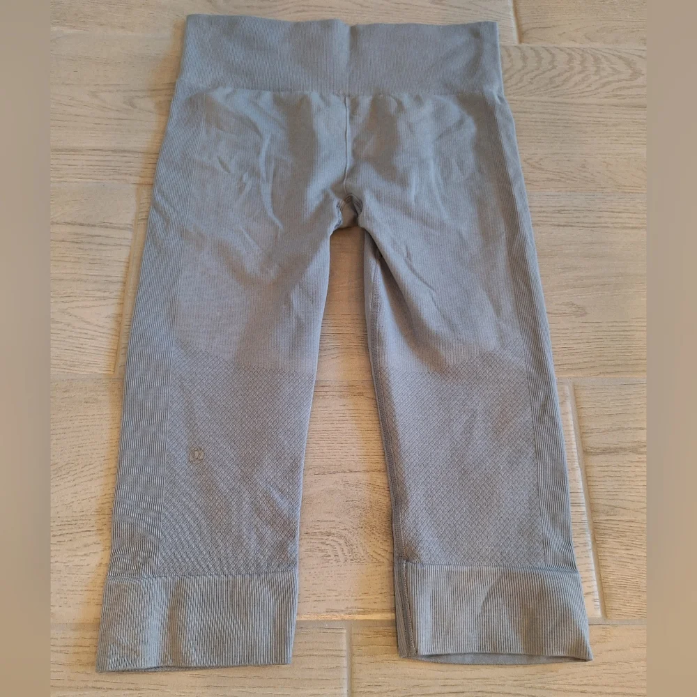 Lululemon Cropped Capri Gray Textured Compression Leggings - Size 6